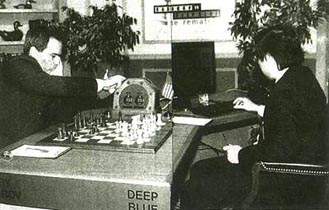 面对棋王卡斯帕罗夫而坐的是“深蓝”研制小组的代表许峰雄