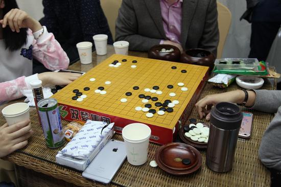 棋盘边各种零食