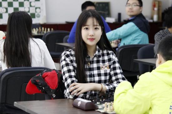 00后小美女棋手袁野