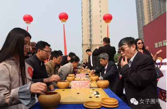 聂卫平、王汝南等围棋前辈大家与棋迷下指导棋。