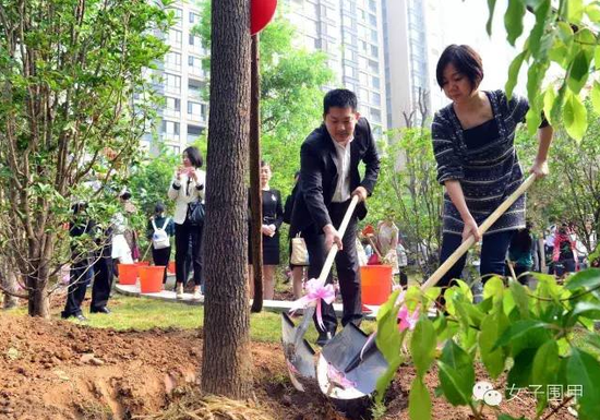 常昊、张璇夫妇同栽一棵树。