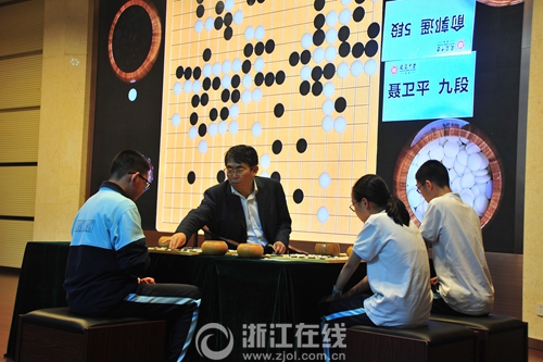 围棋“棋圣”聂卫平跟建兰学生对弈