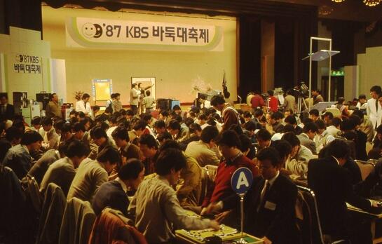 韩国围棋景气的一幕。就等裁判长宣布开赛，然后敲棋如冰雹倾泻。