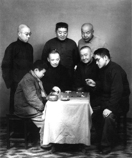林勉（右）、顾水如（前左一）、魏海鸿（前左二）、王幼宸（后左一）、刘棣怀（后左二）、汪振雄（后左三）等人悉心指导少年陈祖德（左）。