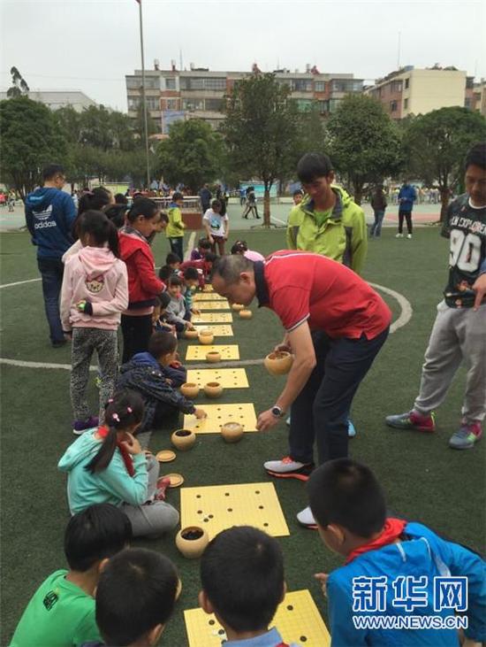 昆明一小学过围棋节 邀请云南队教练“车轮战”