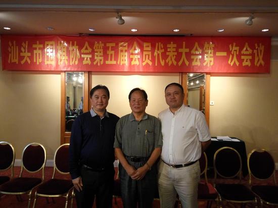 汕头市围棋协会三代会长刘镛生（中）、王国东（右）、郑汉杰（左）