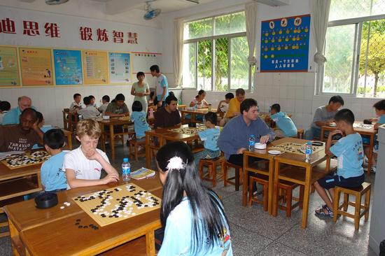 世界冠军丰云带欧美棋手到汕头交流。