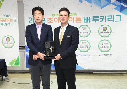 韩国棋院总裁金荣三向choa制药有限公司送出了感谢牌。