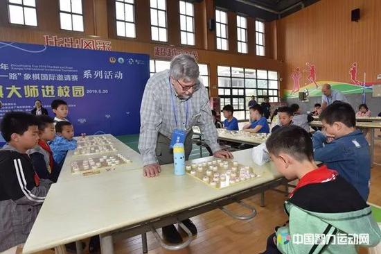 德国队队员、世界象棋联合会副主席耐格勒与中国小朋友交流