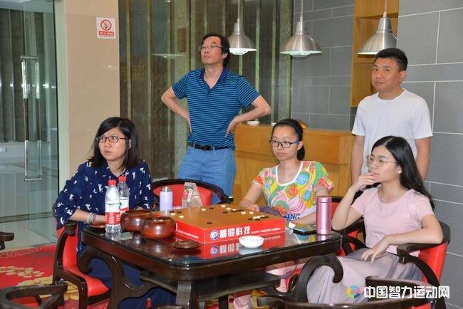 研究室内中国女团队员关注棋局进程