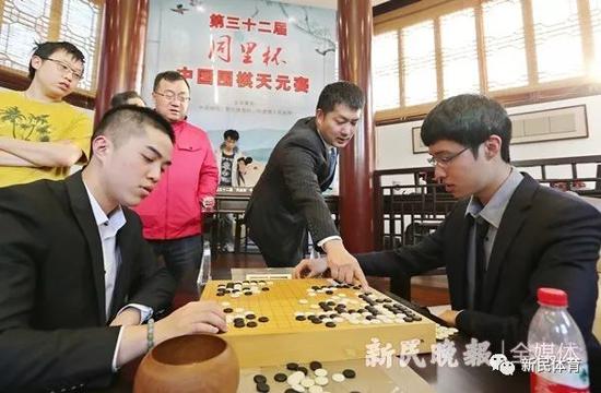 第32届同里杯，常昊（中）在与两位棋手复盘  周国强 摄