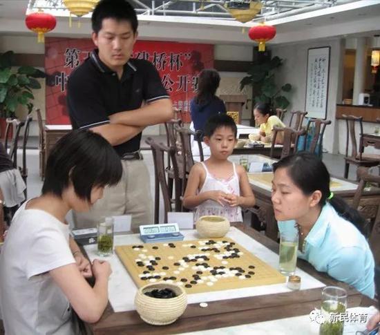 2007年第五届建桥杯本赛在京举行，常昊和女儿紧张观看张璇（右）与宋容慧的比赛 受访人供图