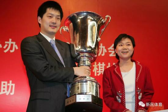 常昊获应氏杯冠军，与张璇同领奖