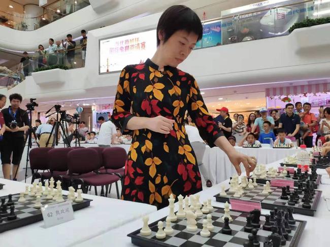 入选“世界国际象棋名人堂”的棋后谢军和小棋手们进行车轮大战