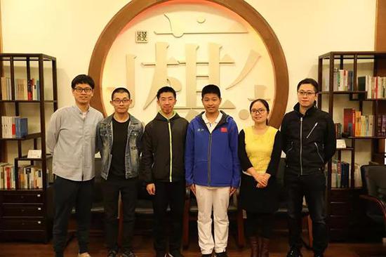 中国棋院杭州分院以马群（左一）、高睿（右一）两名特级大师领衔的教练团队和朱恒佚合影